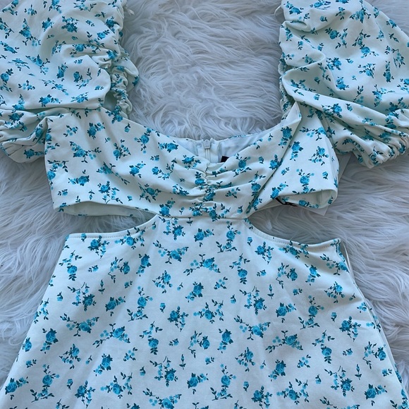 NWT!! Floral Zara Cut Out Puff Sleeve Dress - Picture 2 of 3